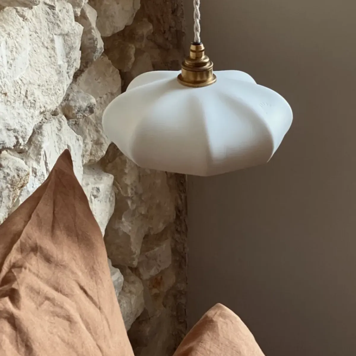 Enamoura Baladeuse Maria en porcelaine biscuit - Ø 24 cm > Fabriqué En France|Suspensions