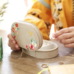 Sélectionné par Fleux Boîte à Bijoux Ovale en Velours - Fleurs brodées > Bijoux & Montres|Paniers & Boîtes