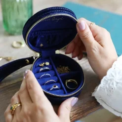 Sélectionné par Fleux Boîte à Bijoux Ronde en Velours Nuit Etoilée - Bleu Marine > Bijoux & Montres|Paniers & Boîtes