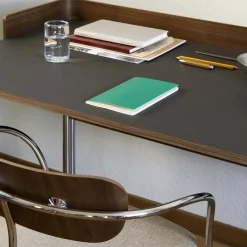 And Tradition Bureau Pavilion AV17 Linoleum Iron 4178 - Noyer / Pieds Chrome > Bureaux & Secrétaires