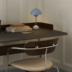 And Tradition Bureau Pavilion AV17 Linoleum Iron 4178 - Noyer / Pieds Chrome > Bureaux & Secrétaires