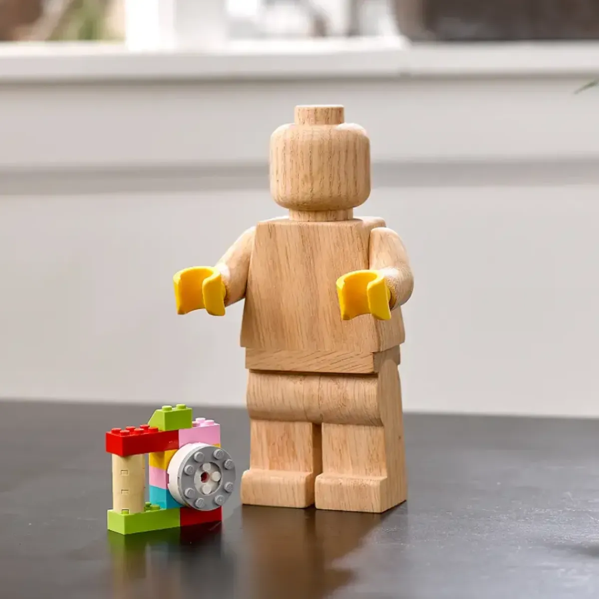 Sélectionné par Fleux Figurine Lego en bois - h 20 cm > Sculptures & Figurines