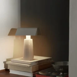 And Tradition Lampe de table Caret MF1 H 22cm - Gris soie > Lampes De Table