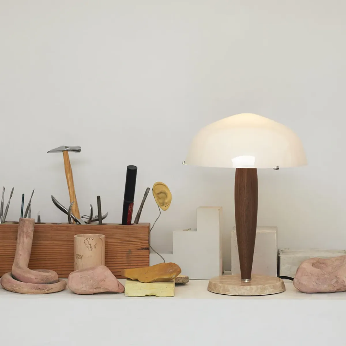 And Tradition Lampe à poser Herman SHY3 - Noyer u0026 Marbre Crème > Lampes De Table