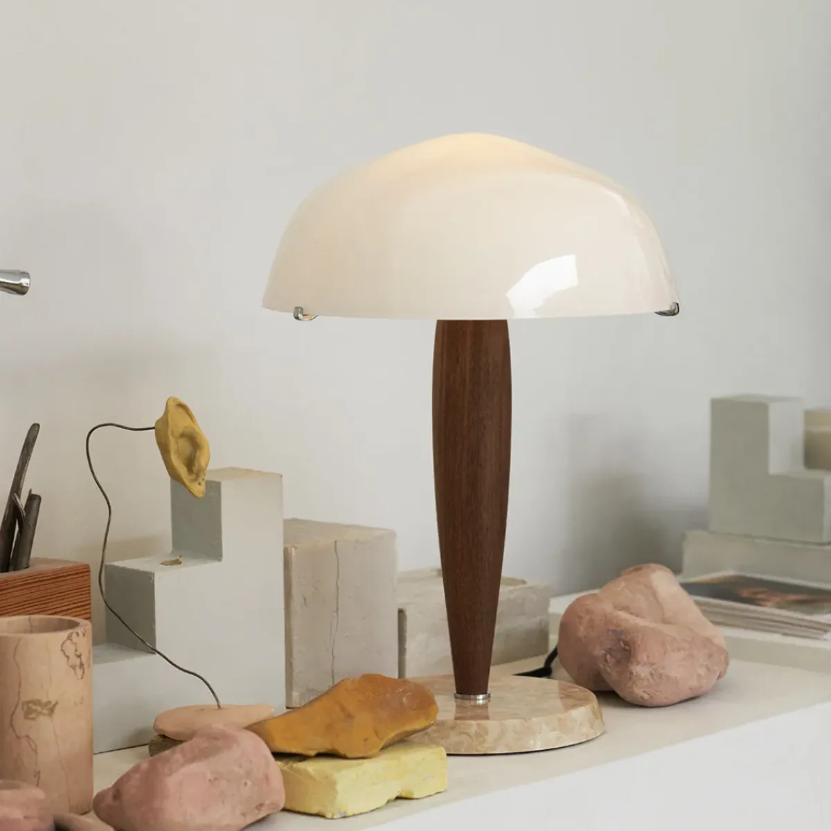 And Tradition Lampe à poser Herman SHY3 - Noyer u0026 Marbre Crème > Lampes De Table