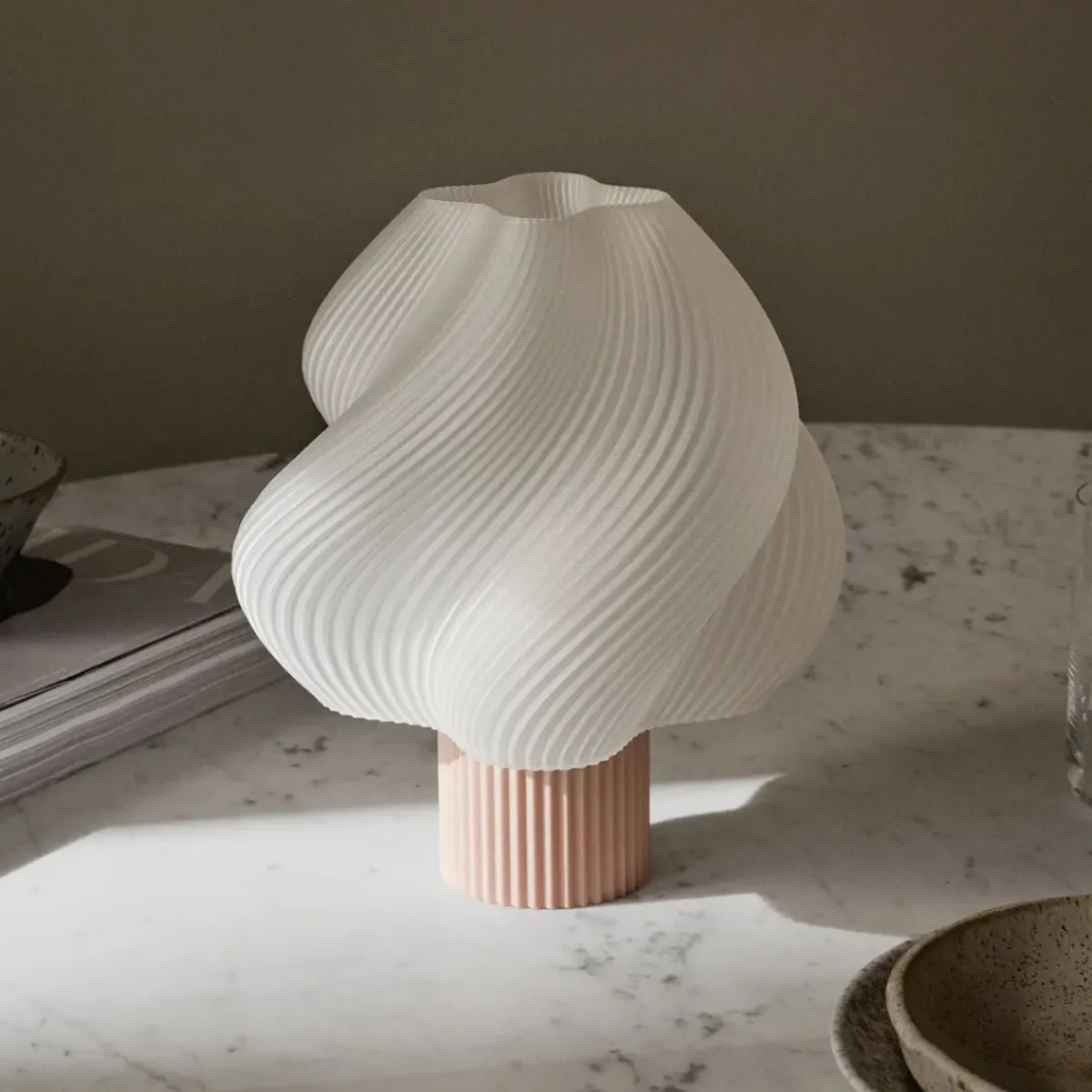Crème Atelier Lampe Soft Serve Portable - Wild Strawberry > Lampes De Table