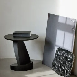 Ethnicraft Table d'appoint Oblic en teck noir verni - Ø 52 cm > Tables Basses & D'appoint