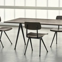 Hay Table Pyramid 02 Base noire u0026 plateau chêne fumé > Tables|Tables À Manger