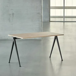 Hay Table Pyramid 01 Base noire u0026 Plateau chêne mat lacqué > Tables|Tables À Manger