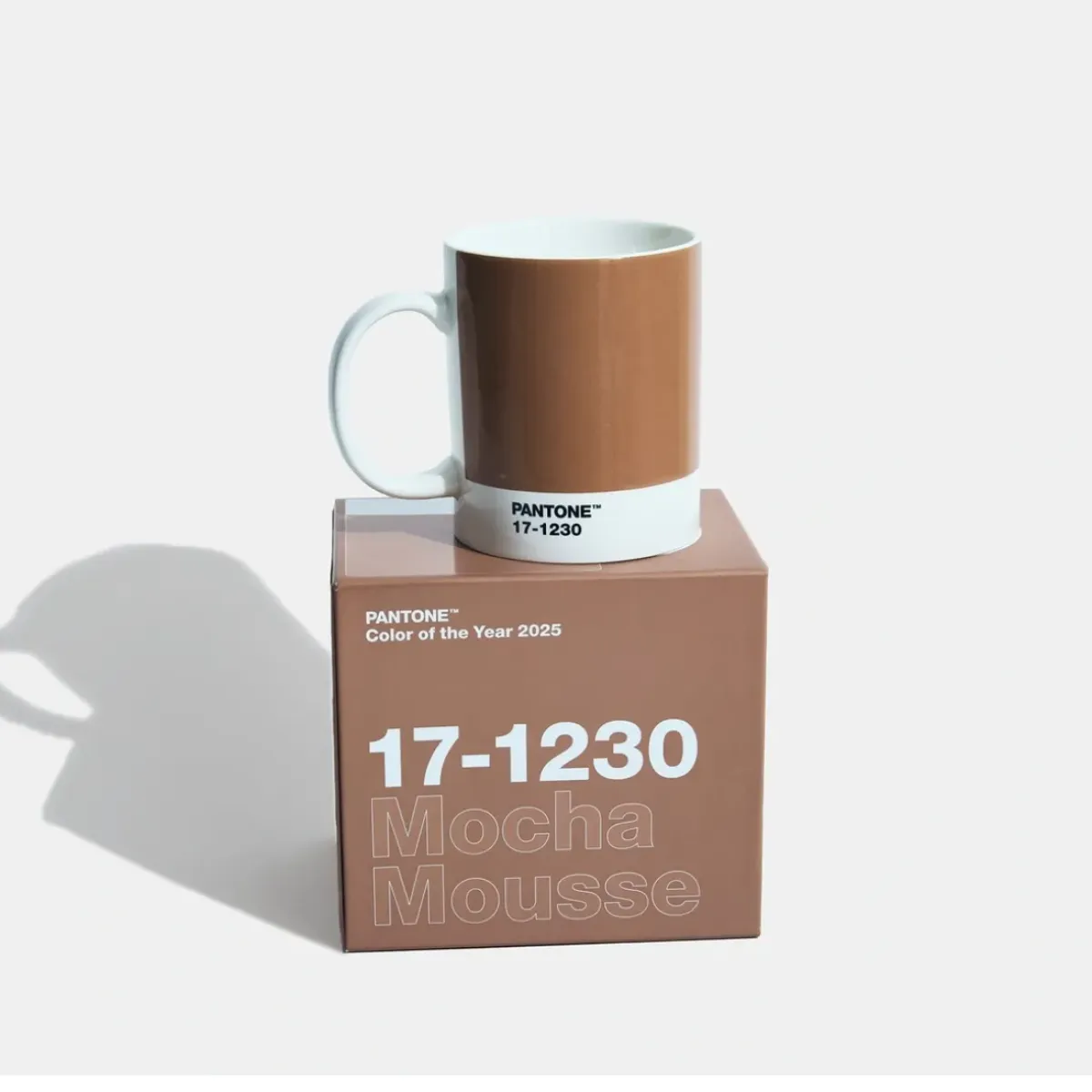 Sélectionné par Fleux Tasse Pantone - Couleur de l'année 2025 - Mocha Mousse > Tasses & Mugs